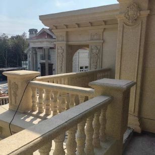 三沙 黄金麻别墅外墙干挂雕花配合阳台栏杆花瓶柱