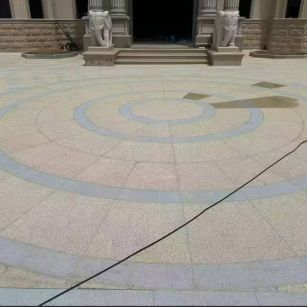 三沙 黄金麻芝麻灰花岗岩石材地铺拼接效果