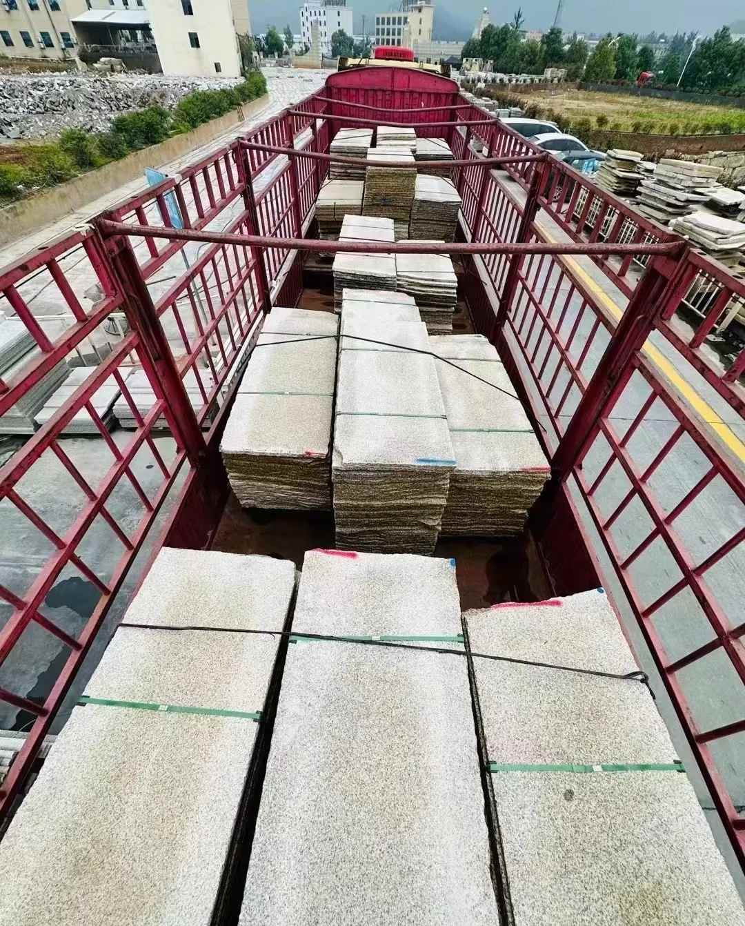 三沙 黄金麻花岗岩荔枝面，光面毛板装车完成