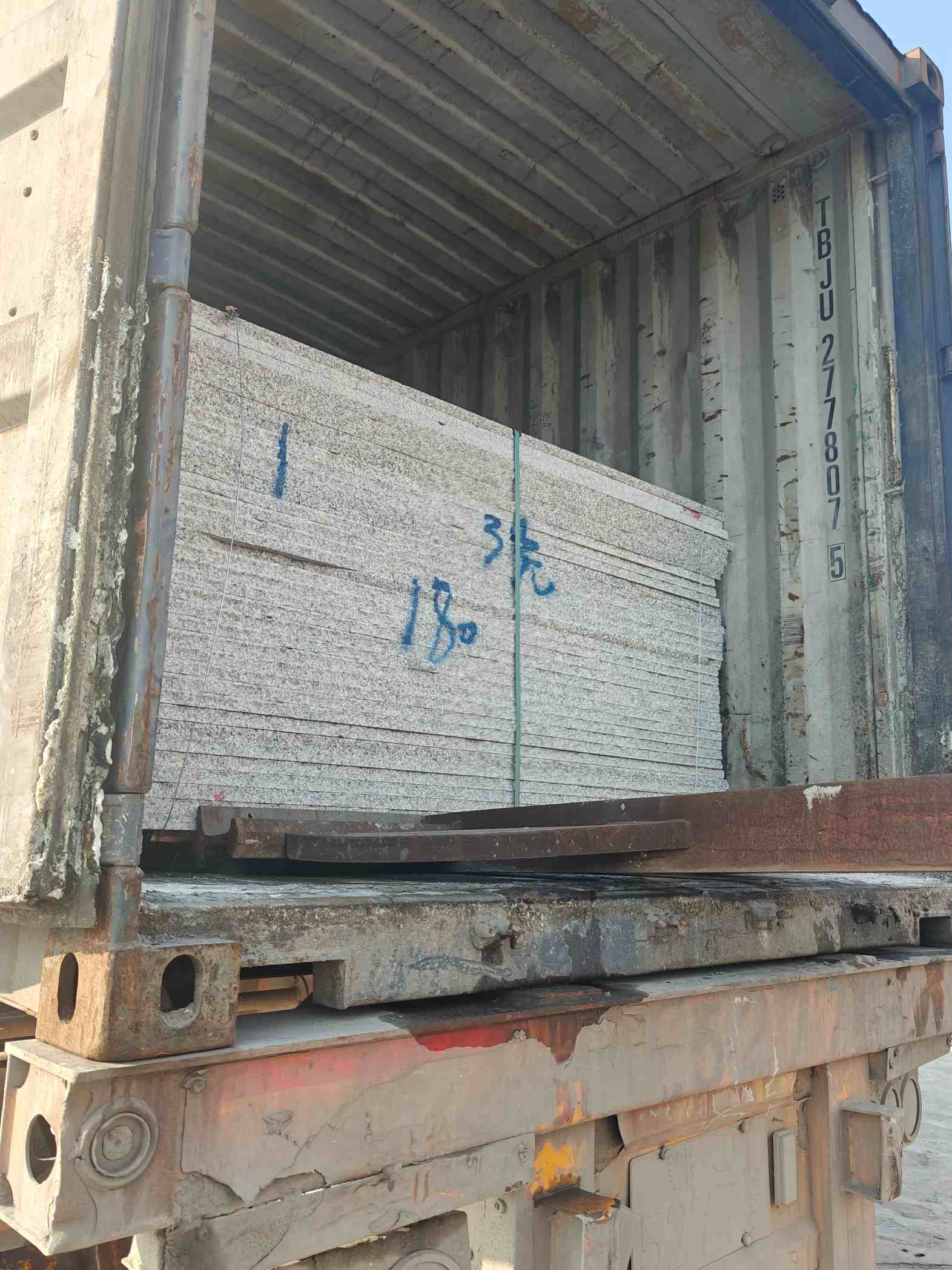 三沙 芝麻白花岗岩石材3.0公分光面毛板装柜出货