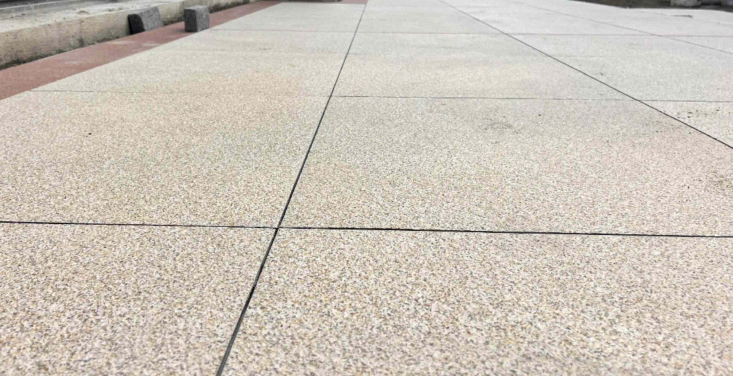 三沙 黄金麻花岗岩石板材荔枝面地面铺装效果