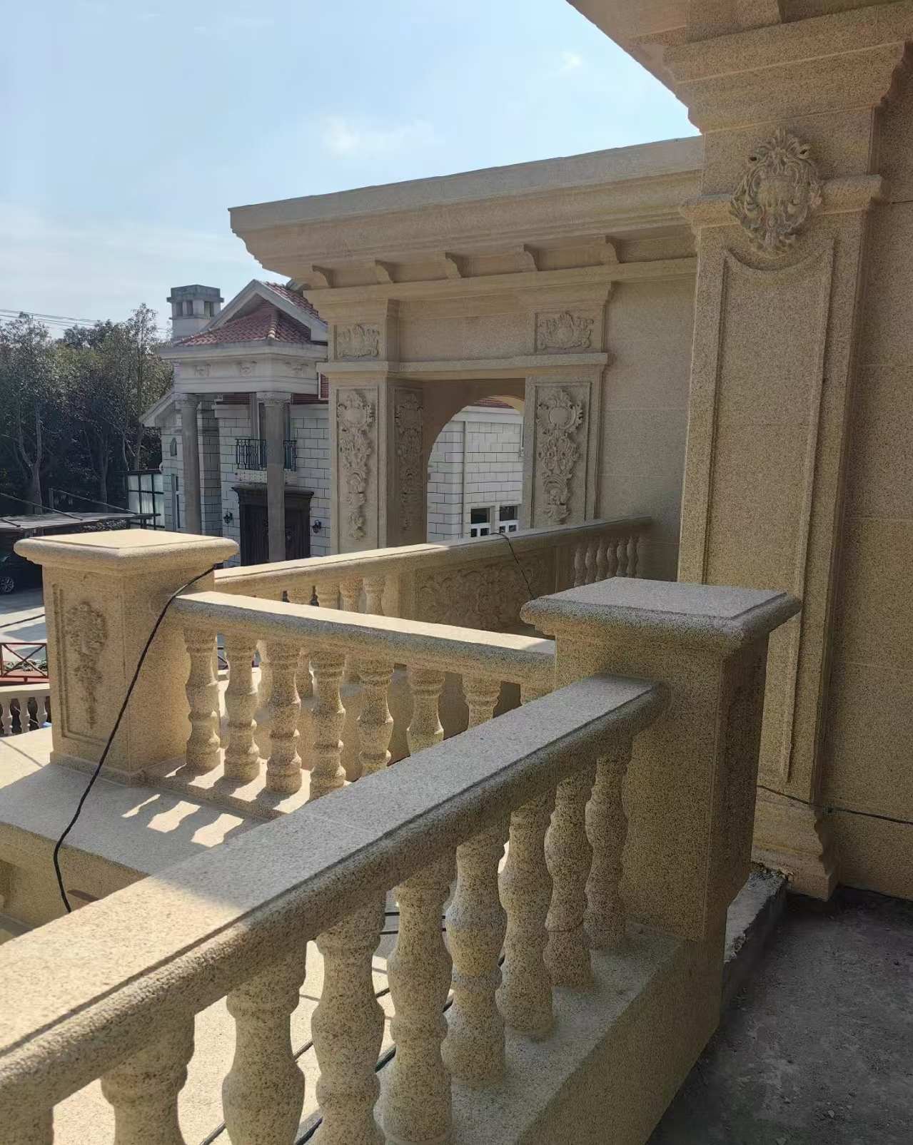 三沙 黄金麻别墅外墙干挂雕花配合阳台栏杆花瓶柱