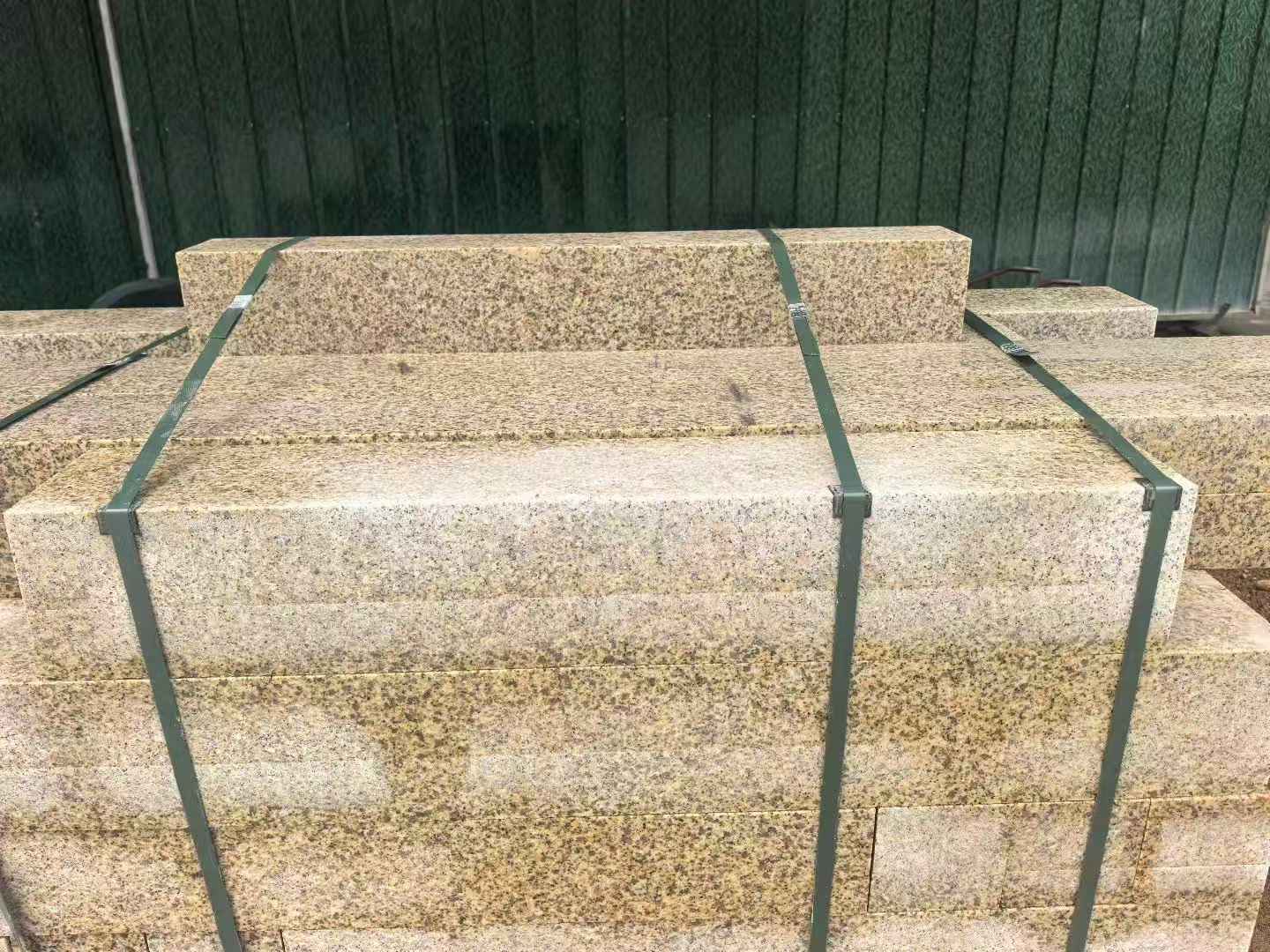 三沙 黄金麻花岗岩石材机切面栏杆料半成品