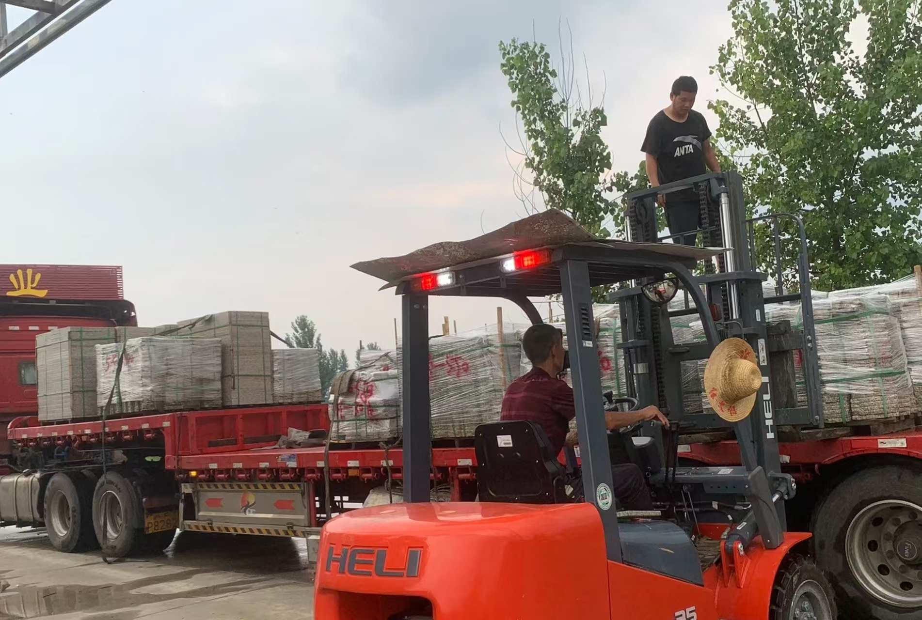 三沙 黄金麻冰裂纹，地铺石装车