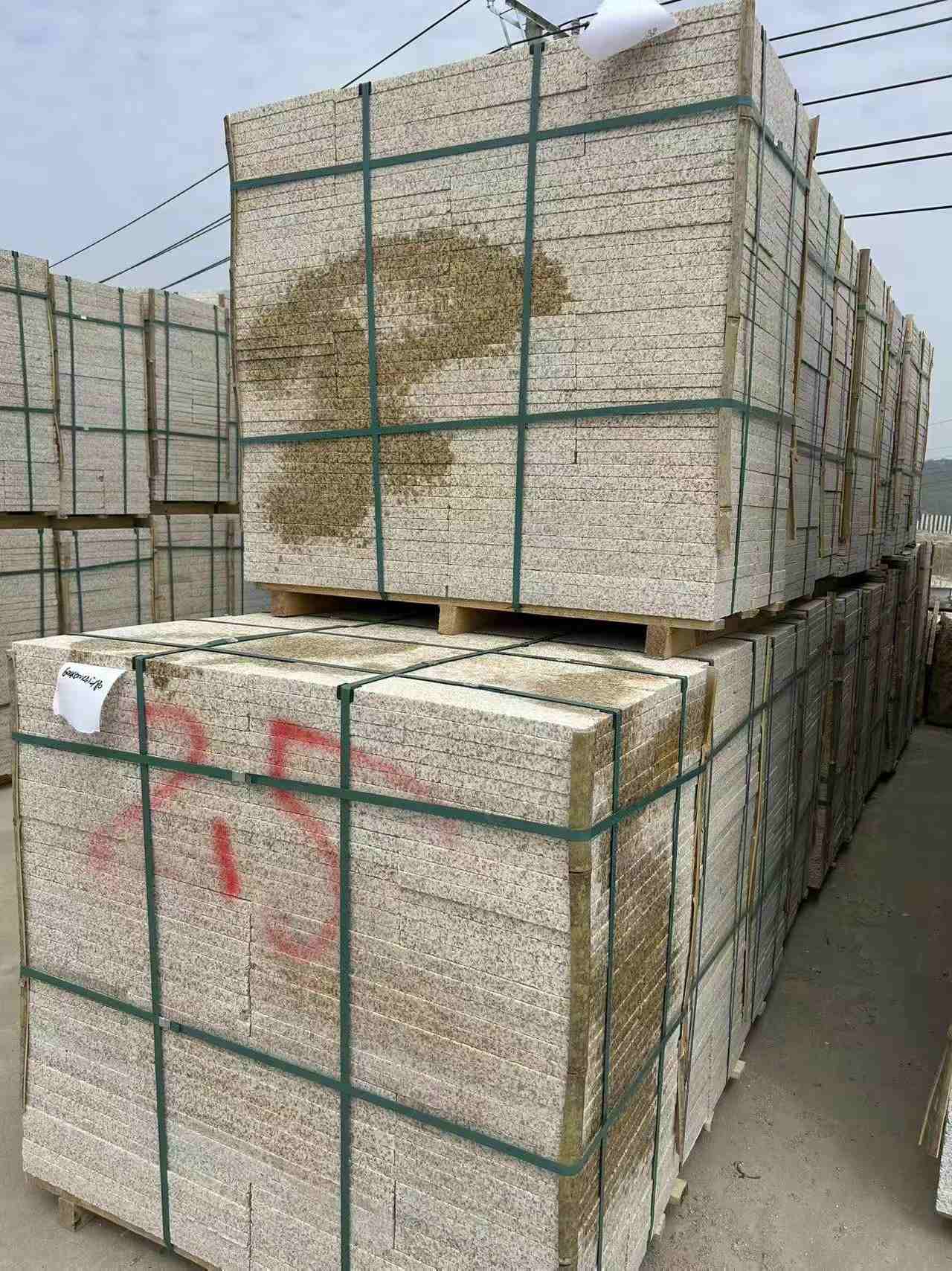 三沙 黄金麻花岗岩石材荔枝面地铺石2.5*300*600