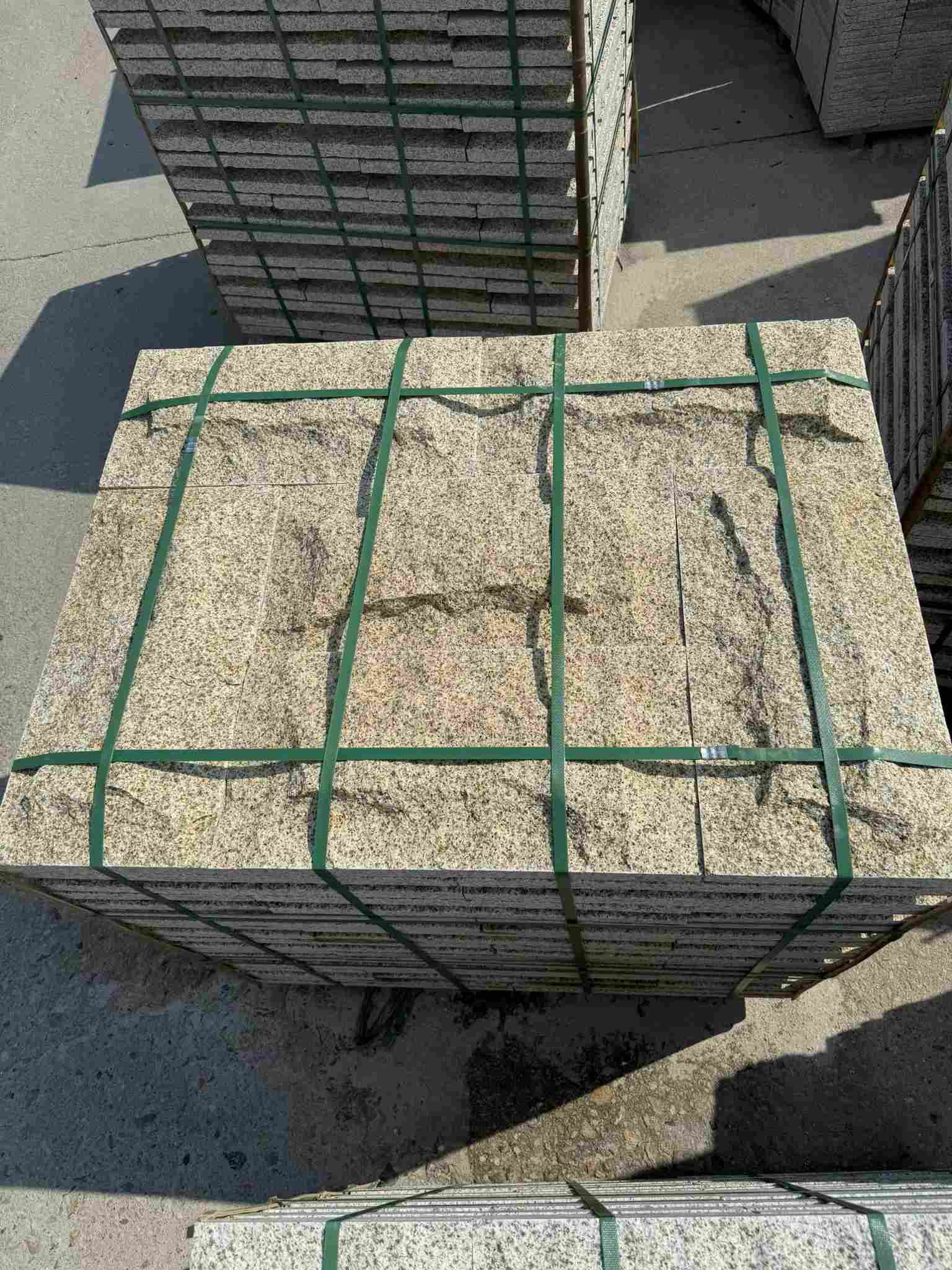 三沙 黄金麻花岗岩石材自然面蘑菇石成品