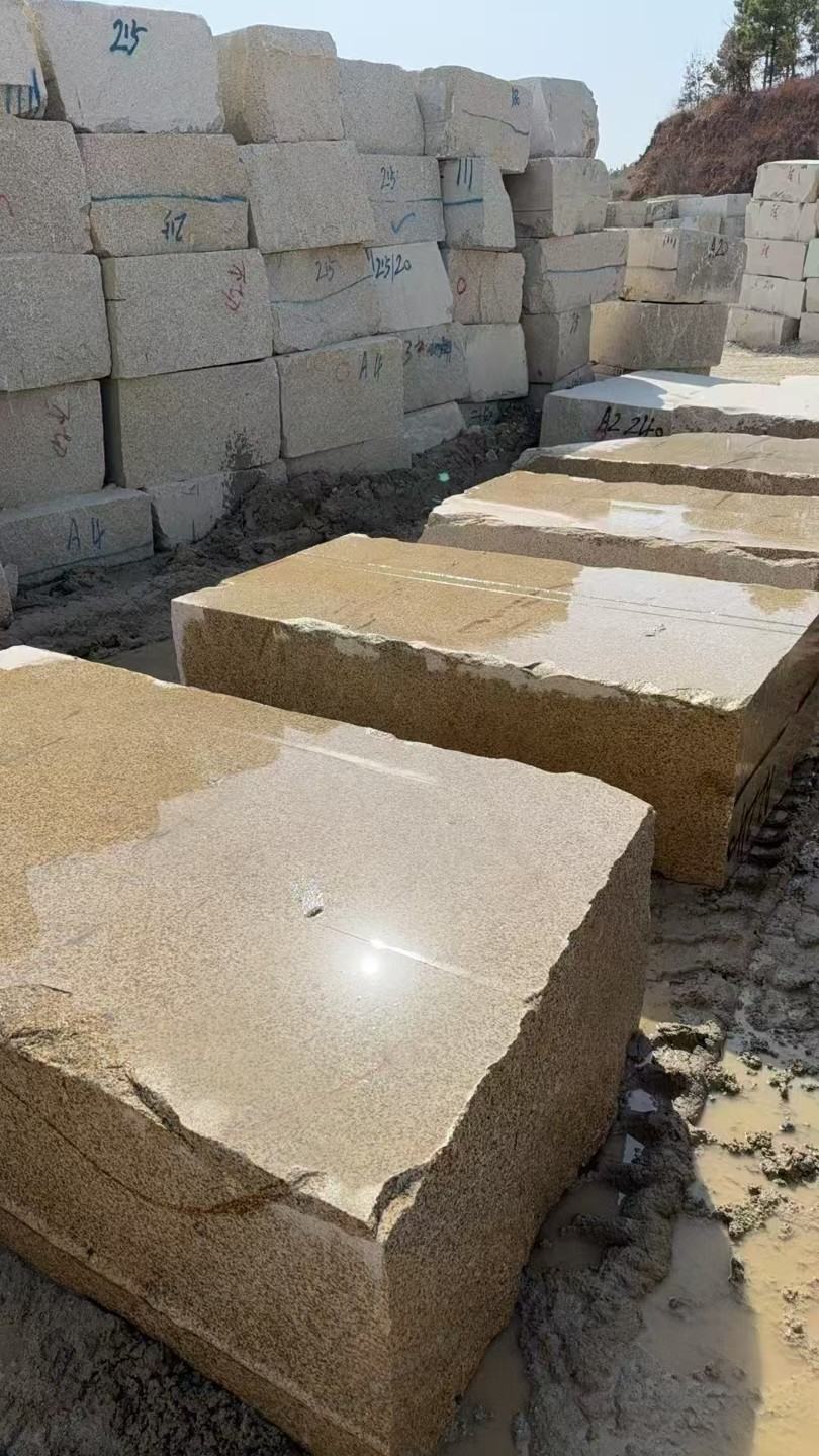 三沙 黄金麻方料堆场洗料分选中，原材料充足