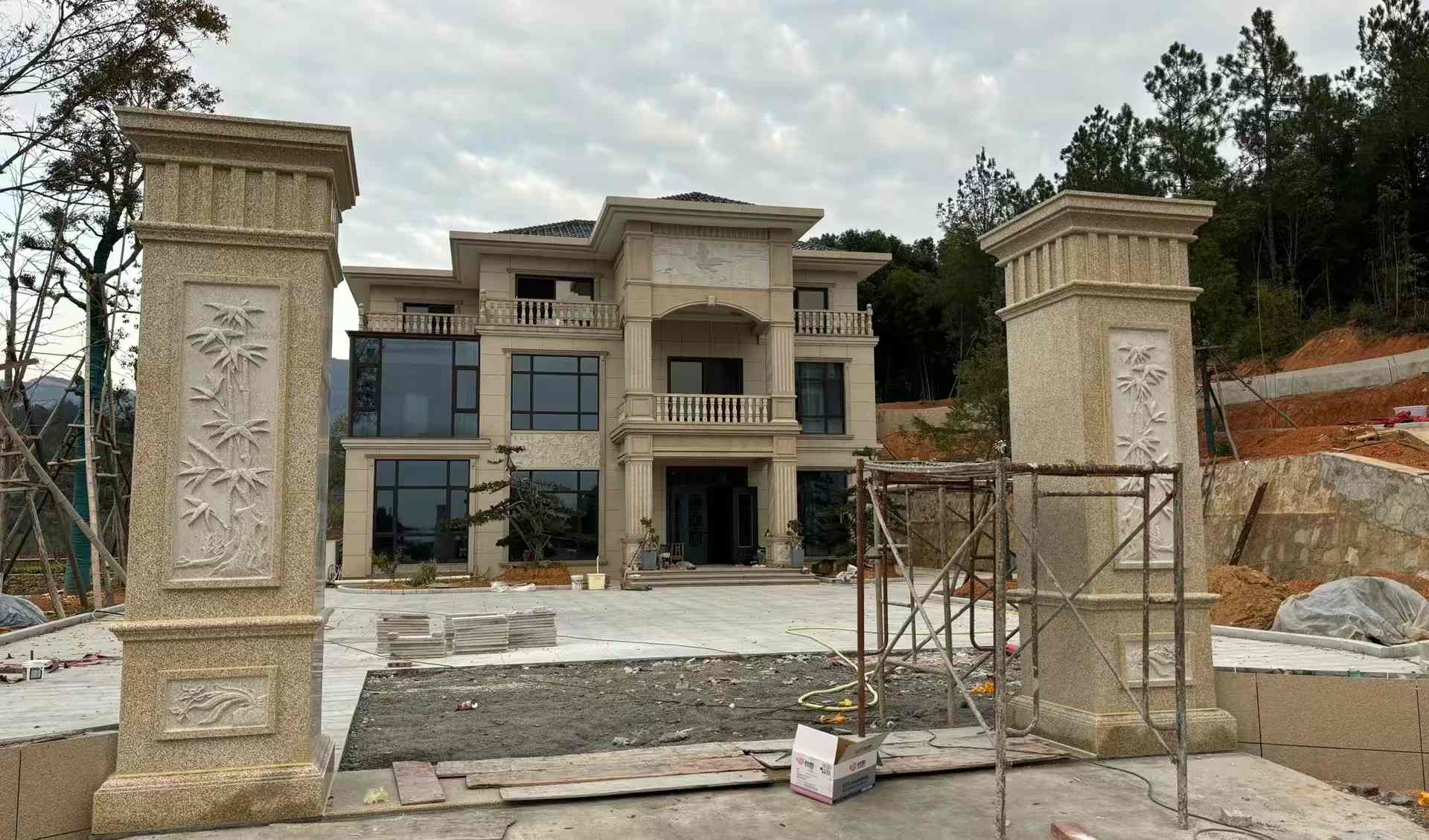 三沙 黄金麻花岗岩别墅雕花外墙干挂配上门口雕花罗马柱