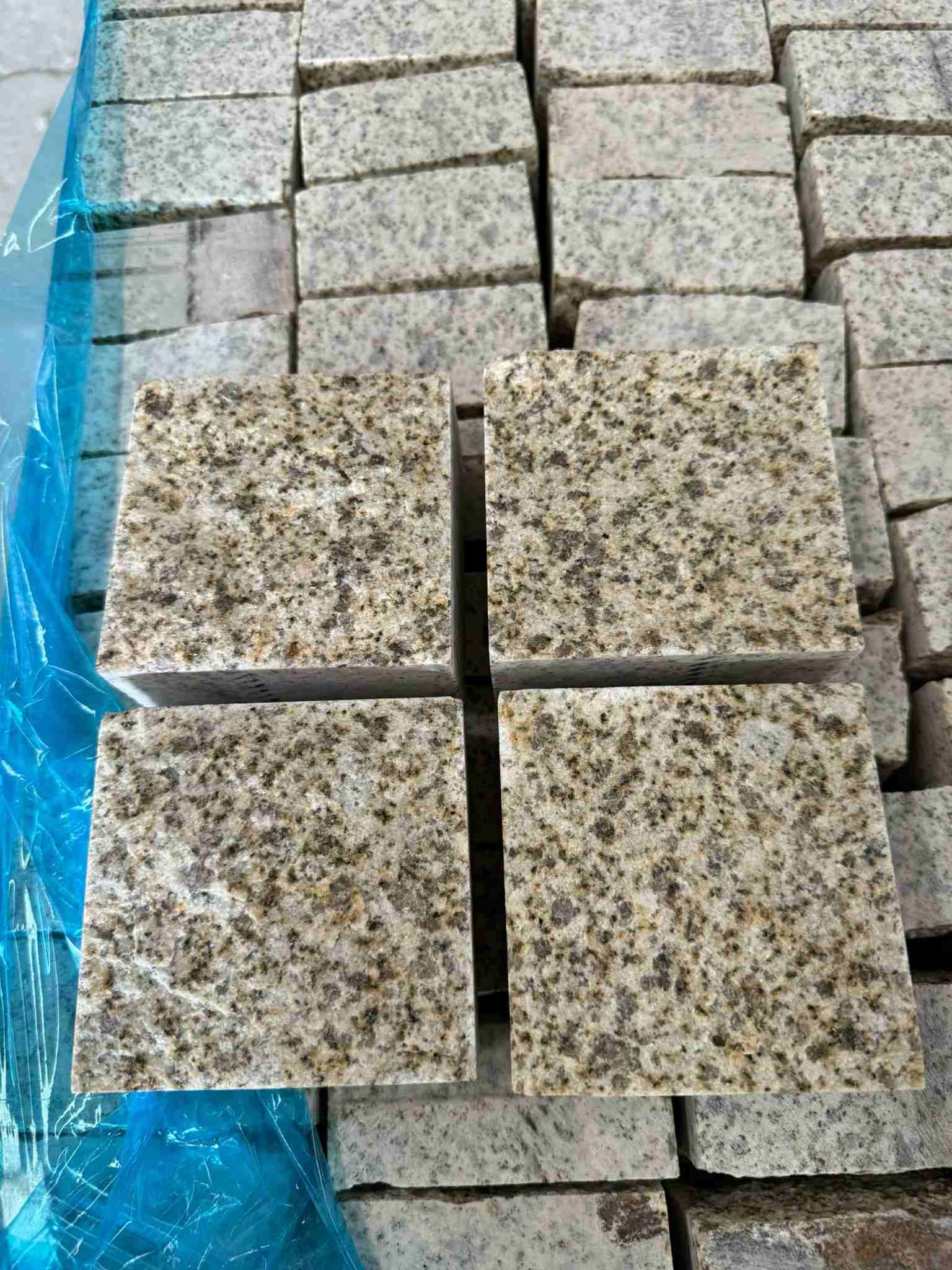 三沙 黄金麻花岗岩自然面小方块，弹石，马蹄石等