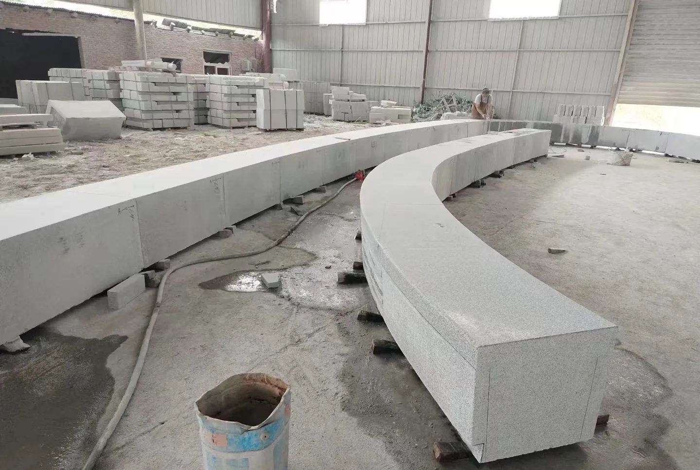 三沙芝麻白花岗岩石板材 园林光面弧形坐凳