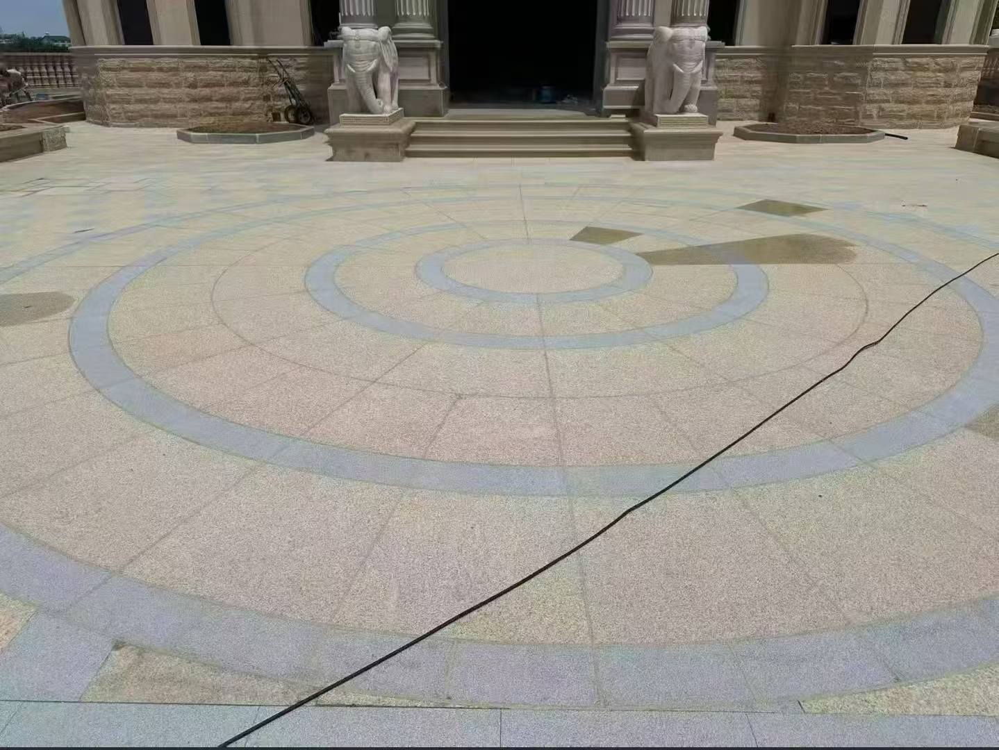 三沙 黄金麻芝麻灰花岗岩石材地铺拼接效果