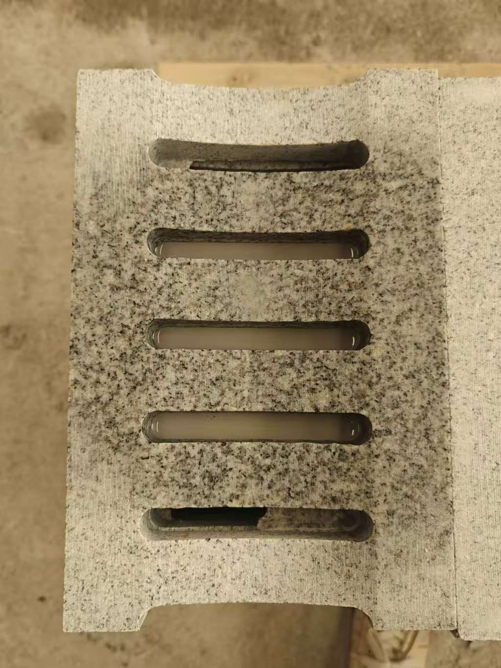 三沙 芝麻白拉丝面花岗岩U型开槽排水槽